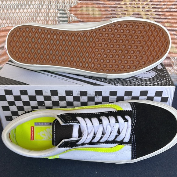 Vans WMNS Skate Old Skool
Neon True White/Yellow
VN0A5FCB6M5 sneakers - Picture 5 of 16